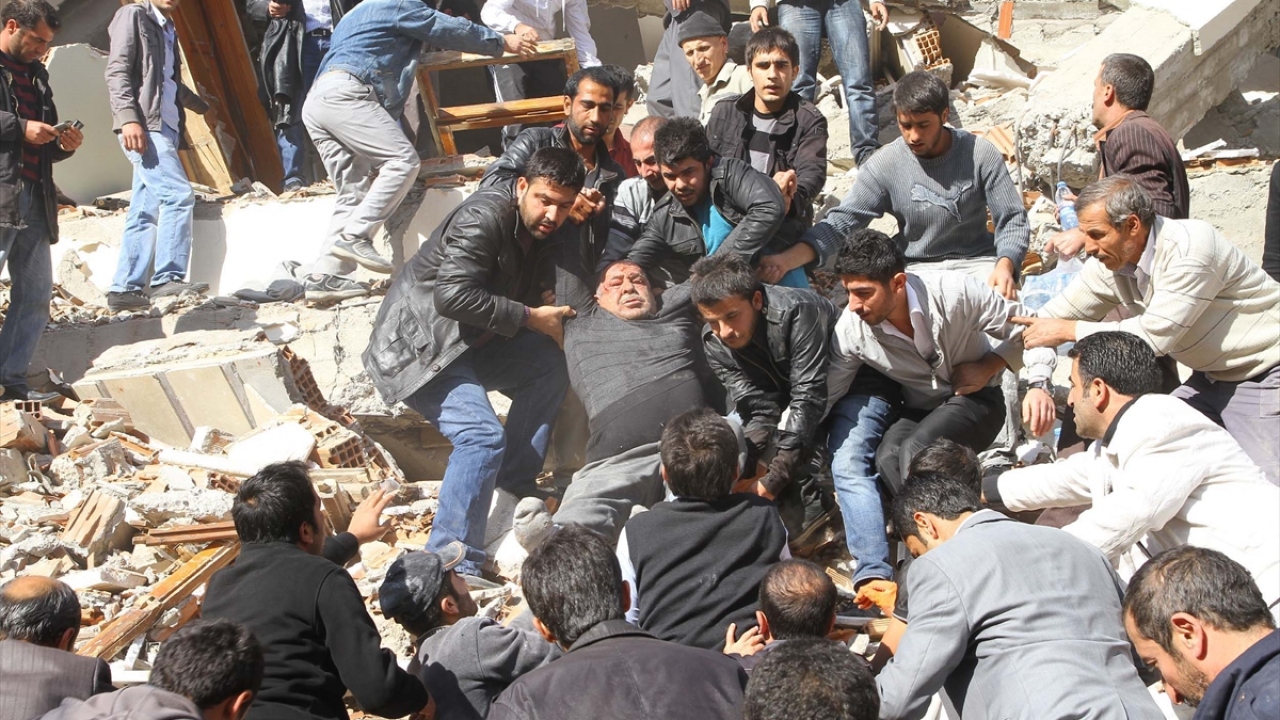 Yaralanan 1673 kişiden 1037`si kara yoluyla, 194`ü ise ambulans uçak ve helikopterlerle başka illerdeki hastanelere ulaştırıldı. Hasar gören kırsal mahallelerde 12 mobil ekip, 11 bin 500 vatandaşa yerinde sağlık hizmeti sundu.