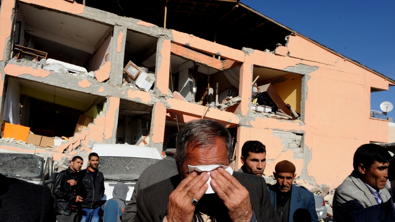 24 Ekim 2011`de depremde ciddi hasar gören Van`ın Erciş İlçesi`nde arama kurtarma çalışmaları aralıksız sürerken, yakınları enkaz içinde bulunan vatandaşlar büyük üzüntü yaşıyor. (Arşiv)