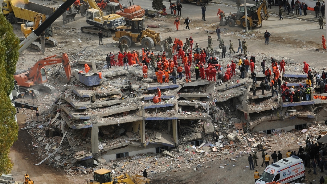 Art arda meydana gelen artçı sarsıntılar nedeniyle evlerine giremeyen vatandaşların barınma ihtiyacını karşılamak amacıyla ilk etapta gönderilen 75 bin çadır vatandaşlara dağıtıldı.