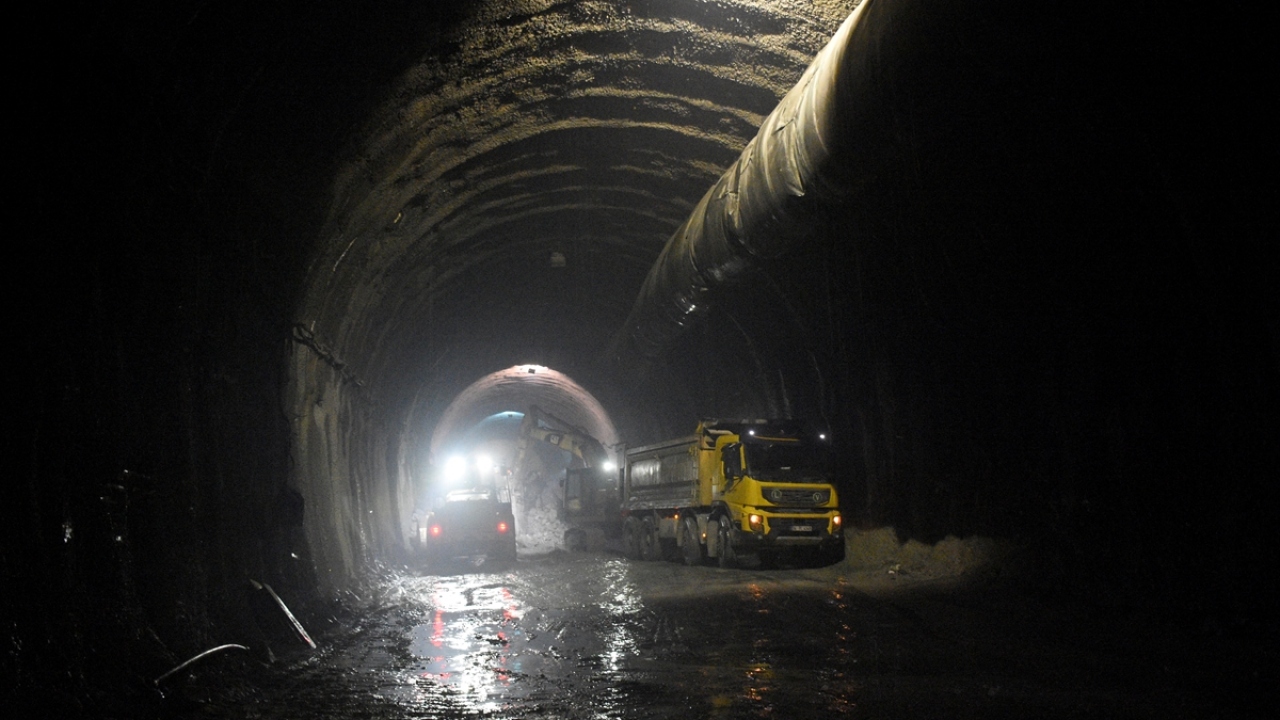 Ulaşım maliyetini azaltacak ve Doğu Anadolu`nun Karadeniz sahili ile bağlantısını kolaylaştıracak tünelin bölgenin ticari ve turistik değerine ciddi katkı sunması bekleniyor.