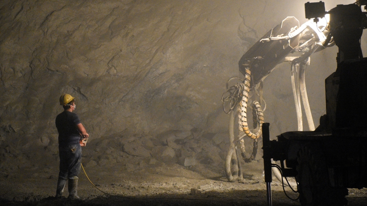 Devam eden projede, kazı destekleme çalışmalarında toplamda 18 kilometrelik kısım geçilirken, beton imalatı olarak da 10 kilometrelik kısım tamamlandı. Tünelde ışığın görünmesine ise 11 kilometre kaldı.