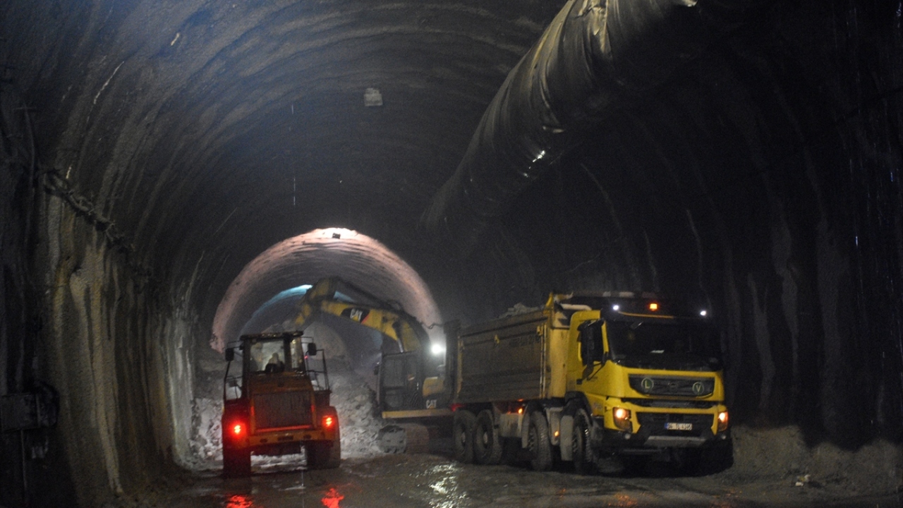 Proje kapsamında ayrıca Türkiye`de ilk defa kara yolu tünellerinde uygulanacak ve havalandırma sistemlerinin bir parçası olan 3 noktada 6 havalandırma şaft yapı çalışmaları da eş zamanlı olarak sürüyor.