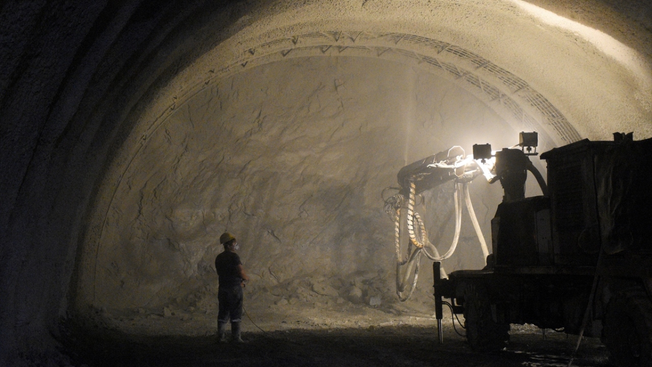 Mevcut Zigana Tüneli yaklaşık bin 800 metre kotlarından geçerken, Yeni Zigana Tüneli`ne ise yaklaşık 800 metre düşük kottan girilerek Zigana Dağı yaklaşık 560 metre düşük kottan geçilmiş olacak.