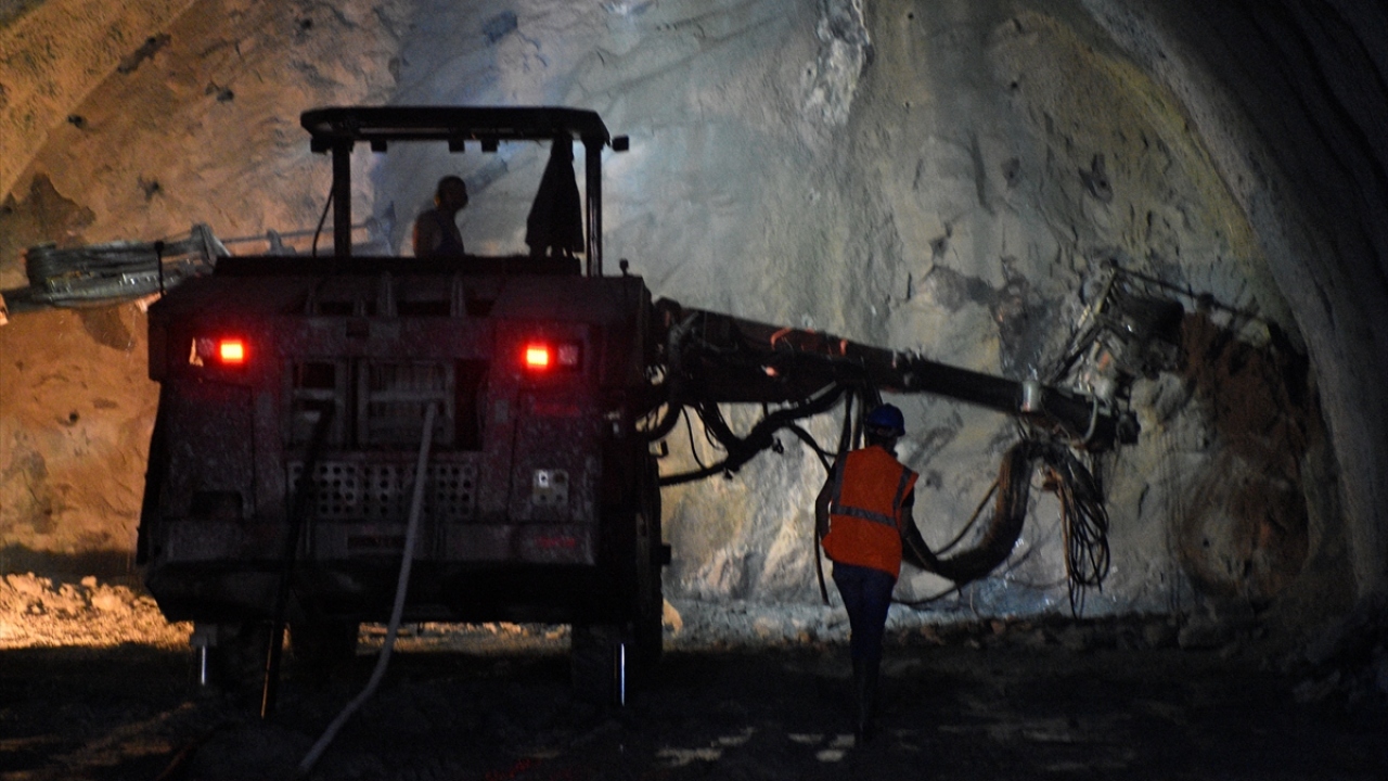 Gümüşhane-Trabzon arasındaki mesafeyi 8 kilometre kısalacak proje için 2,7 milyon metreküp kazı, 800 bin metreküp beton imalatı gerçekleştirilecek.