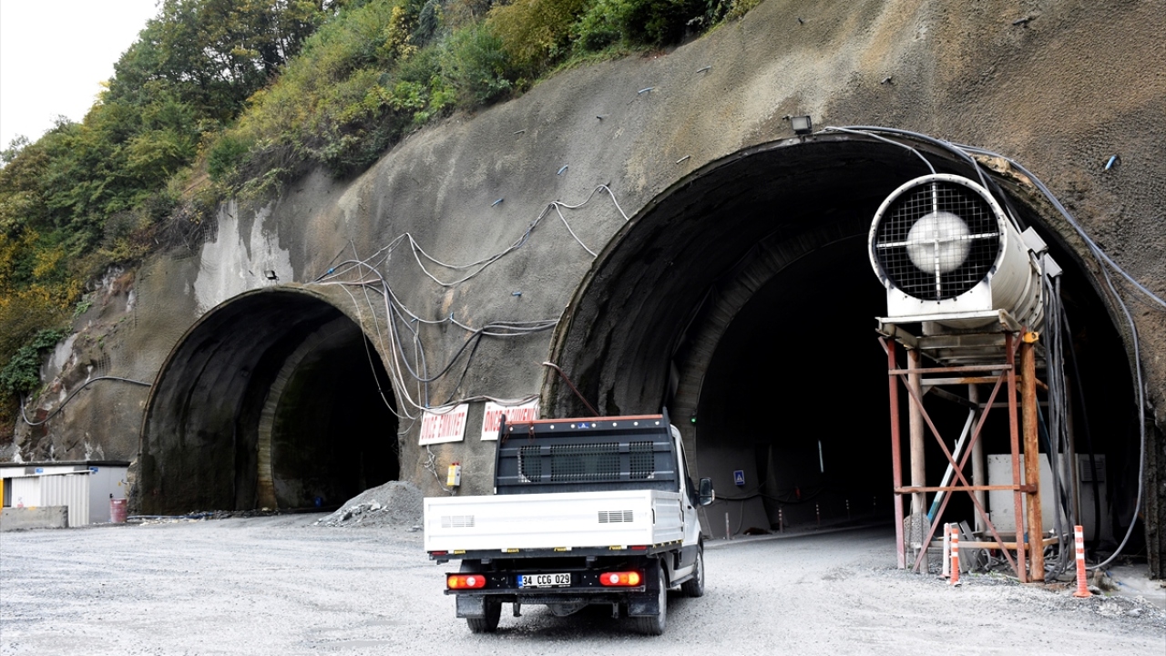 Zigana Dağı`nın önce tırmanılması, ardından da inilmesi dolayısıyla Gümüşhane-Trabzon arasındaki 100 kilometrelik virajlı yol, hava ve yol durumuna göre değişmekle birlikte 1-1,5 saat arasında gidilebiliyor.