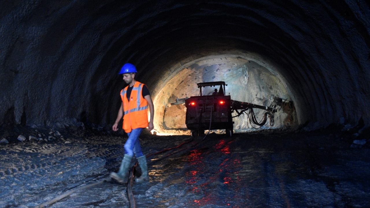 Türkiye`nin en uzun kara yolu tünelinin ulaşıma açılmasının ardından bu yolun 40 dakikada alınacağı tahmin ediliyor.