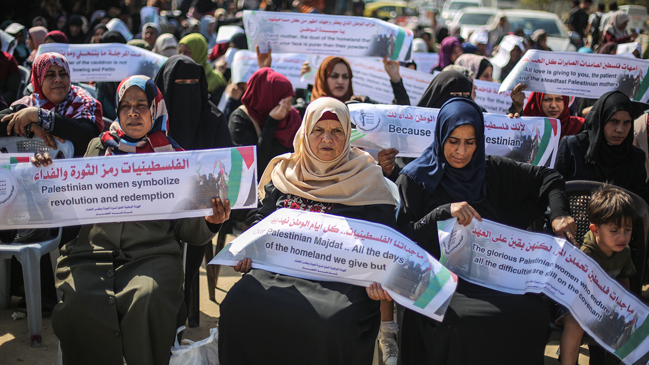Büyük Dönüş Yürüyüşü ve Ablukayı Kırma Ulusal Yüksek Heyeti tarafından Gazze`nin kuzeyindeki Beyt Hanun (Erez) sınır kapısında organize edilen gösteriye onlarca Gazzeli kadın katıldı.