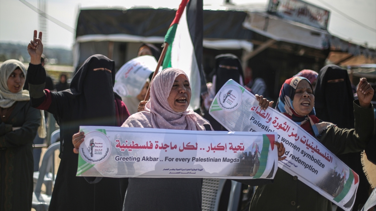 Heyete bağlı Kadın Komiteleri sorumlusu İktimal Hamad, yaptığı açıklamada, "Tüm dünyadan, Gazze ablukasını kaldırması için İsrail`e baskı yapmalarını istiyoruz." dedi.