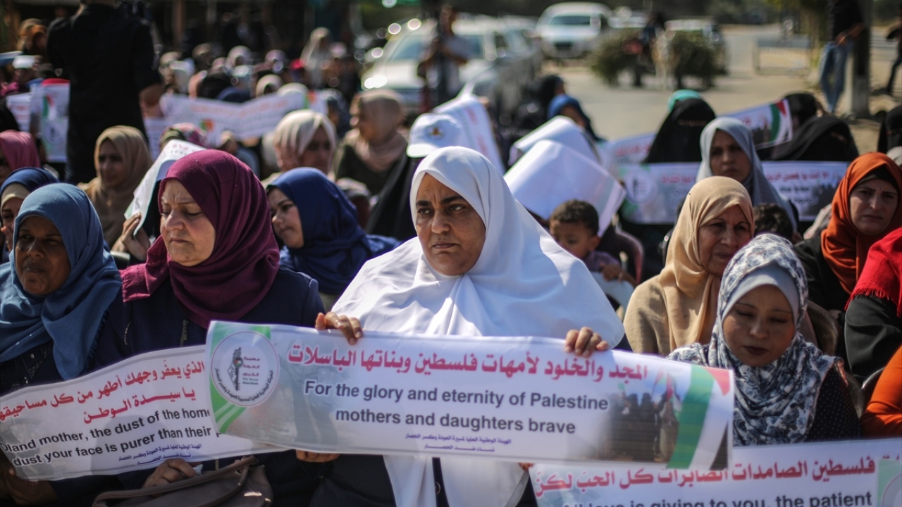 Hamad ayrıca, Arap ülkelerine İsrail ile siyasi normalleşmeye son vererek Filistin davasının yanında durmaları çağrısı yaptı.