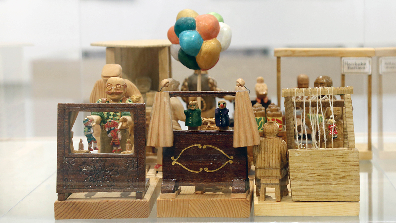 Çankaya Belediyesinden yapılan açıklamaya göre, Çağdaş Sanatlar Merkezi`nde (ÇSM) açılan sergide, koleksiyoner Koray Özalp`in yaklaşık 25 yıldır topladığı fotoğraflar yer alıyor.  