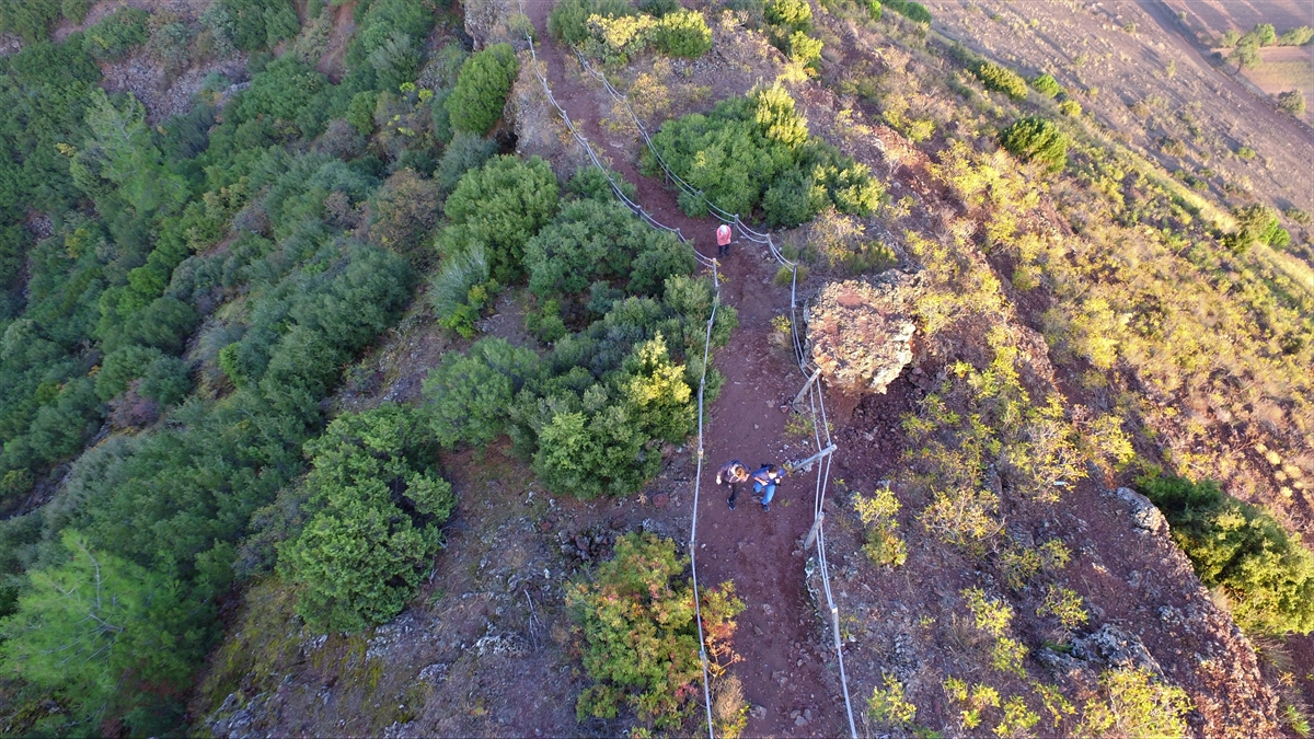 Volkan koniler ve sönmüş lavlar arasında gezen öğrenciler, sahadaki taşlardan örnekler alarak yapısını ve içindeki mineralleri inceledi.