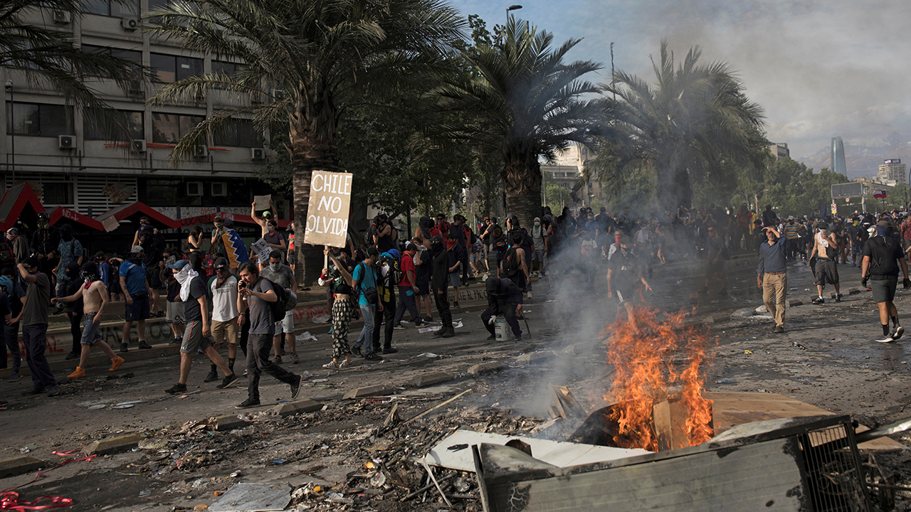 Pinera, Devlet Başkanlığı Sarayı La Moneda`da düzenlediği basın toplantısında, halkın taleplerini göz önüne aldığını ve bir dizi ekonomik yardım planının hayata geçirileceğini açıkladı.