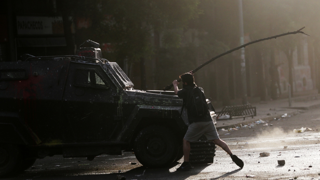 Pinera, protestolara son vermek a macıyla muhalefet ve iktidar partileri ile yaptığı görüşme sonrasında hazırlanan ve 10 ana maddeden oluşan "Sosyal Gündem" isimli ekonomik yardım paketini açıkladı.