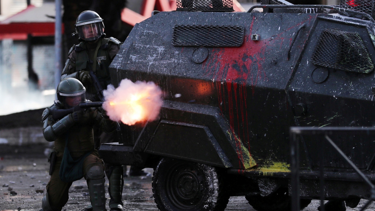 Bazı metro duraklarındaki turnikeleri ve camları kıran göstericilere polis göz yaşartıcı gazla müdahale etmiş, Santiago`nun bazı bölgelerinde polisle göstericiler arasında arbede yaşanmıştı.