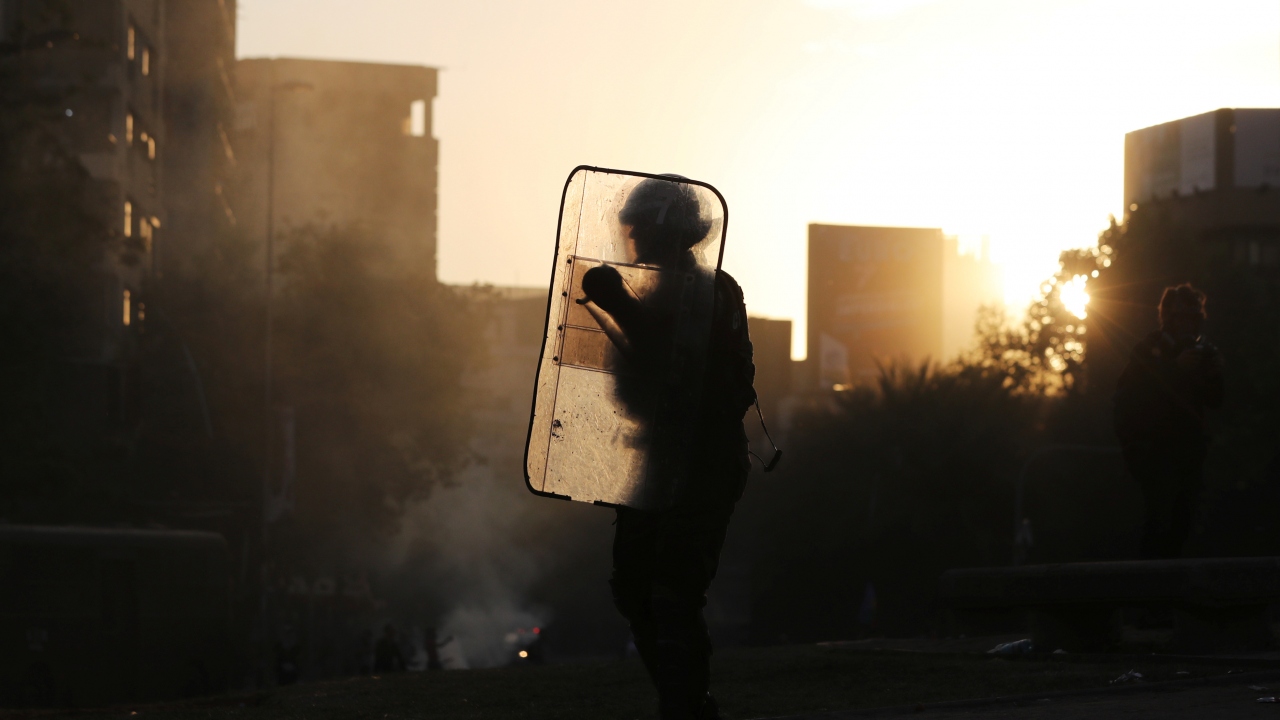 Ülke çapında yayılan şiddetli gösterilerin yağma ve yakma vakalarına dönüşmesiyle 3 bölge ile 11 şehirde güvenliğin orduya bırakılmasını kapsayan "Acil durum" ve "sokağa çıkma yasağı" ilan edilmişti.