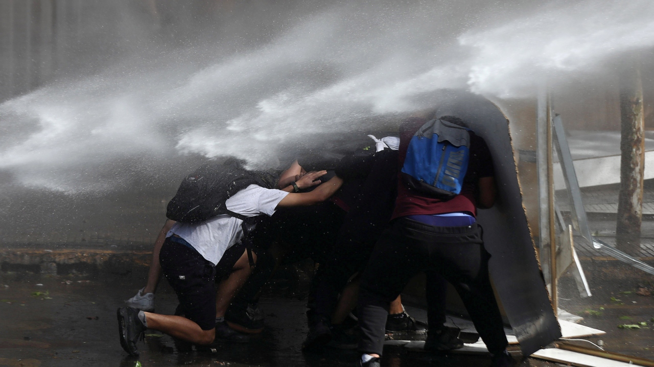 Şili`nin önceki Devlet Başkanı ve Birleşmiş Milletler İnsan Hakları Yüksek Komiseri Michelle Bachelet de ülkedeki krizin sona erdirilmesi için tüm siyasi ve sivil toplum liderlerine acil diyalog çağrısı yapmıştı.