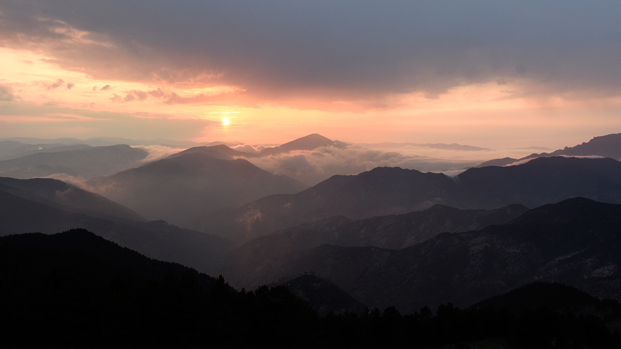 2 bin 50 rakımlı Zigana Dağı`nda güneşin batışı güzel görüntü oluşturdu.