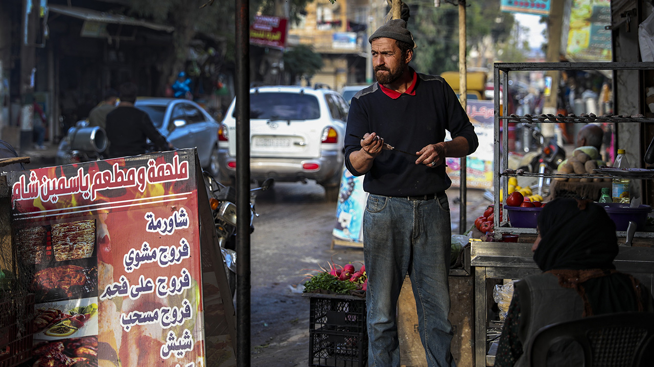 Afrin esnafı, merkez çarşısında kurdukları tezgahlarda satış yapıyor.