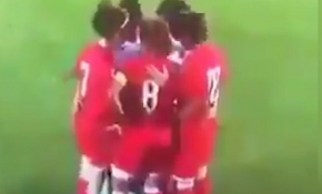 Maçta başörtüsü açılan kadın futbolcuya rakip sporcular çember oldu