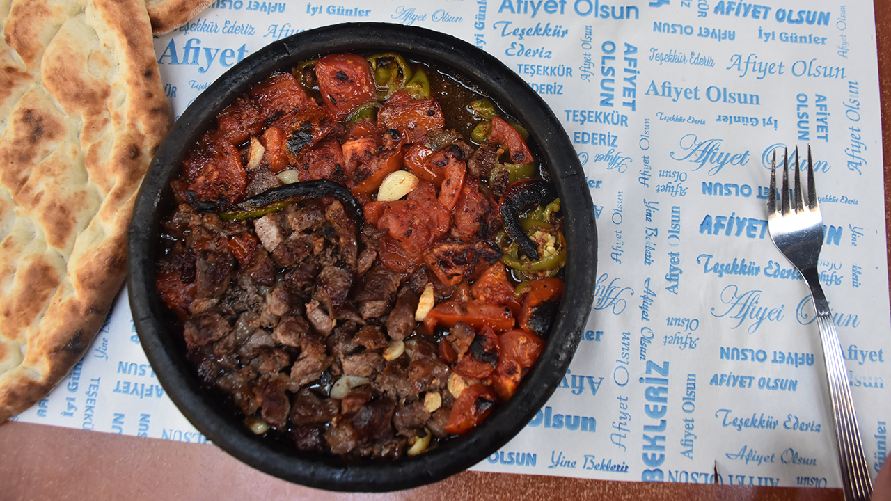 Kentte "Kasaplar Çarşısı" olarak da bilinen "Melek Girmez Sokağı", yöre halkının yanı sıra yerli ve yabancı turistlerden ilgi görüyor. Burada yapılan "eli böğründe" tavası ise çarşının vazgeçilmezleri arasında bulunuyor.