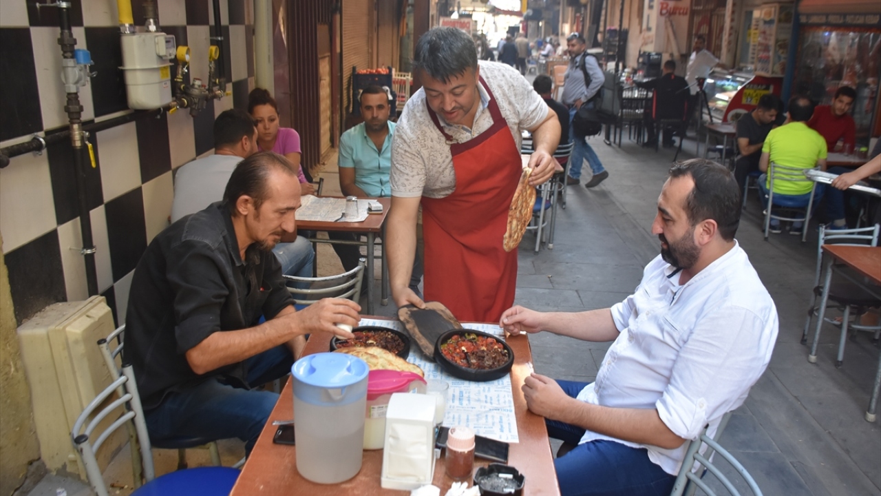 Yaklaşık 15 dakika pişirildikten sonra sıcak tepsiyle servis edilen yemek, özellikle kış aylarının yaklaştığı bu dönemlerde tercih ediliyor.