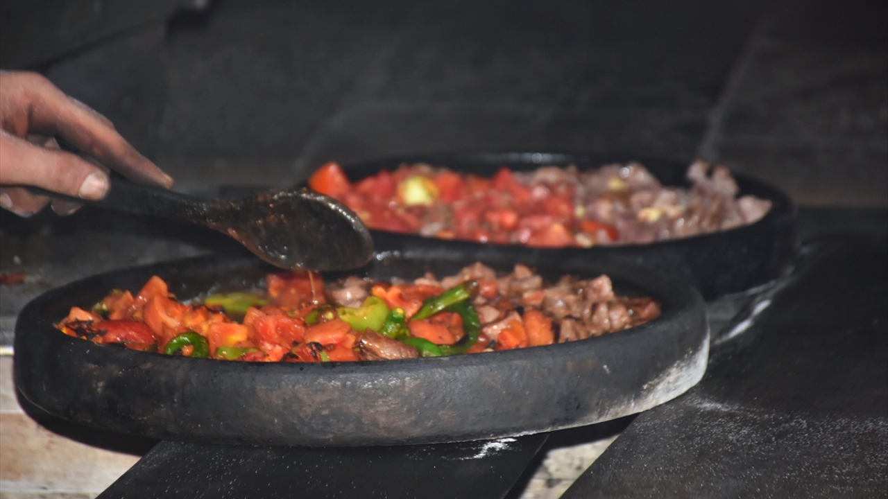 Bir yanına kuzu eti, diğer yanında domates, biber ve sarımsak konulan tepsi, bunların üzerine tereyağı eklenmesinin ardından taş fırına konuluyor. 