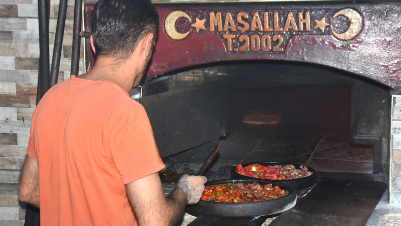 Tam olarak geçmişi bilinmemekle birlikte et ve sebze seven iki kasabın yemek denemeleri sırasında ortaya çıktığı belirtilen lezzet, içindeki yoğun sarımsak nedeniyle bölgede şifa deposu olarak da görülüyor.