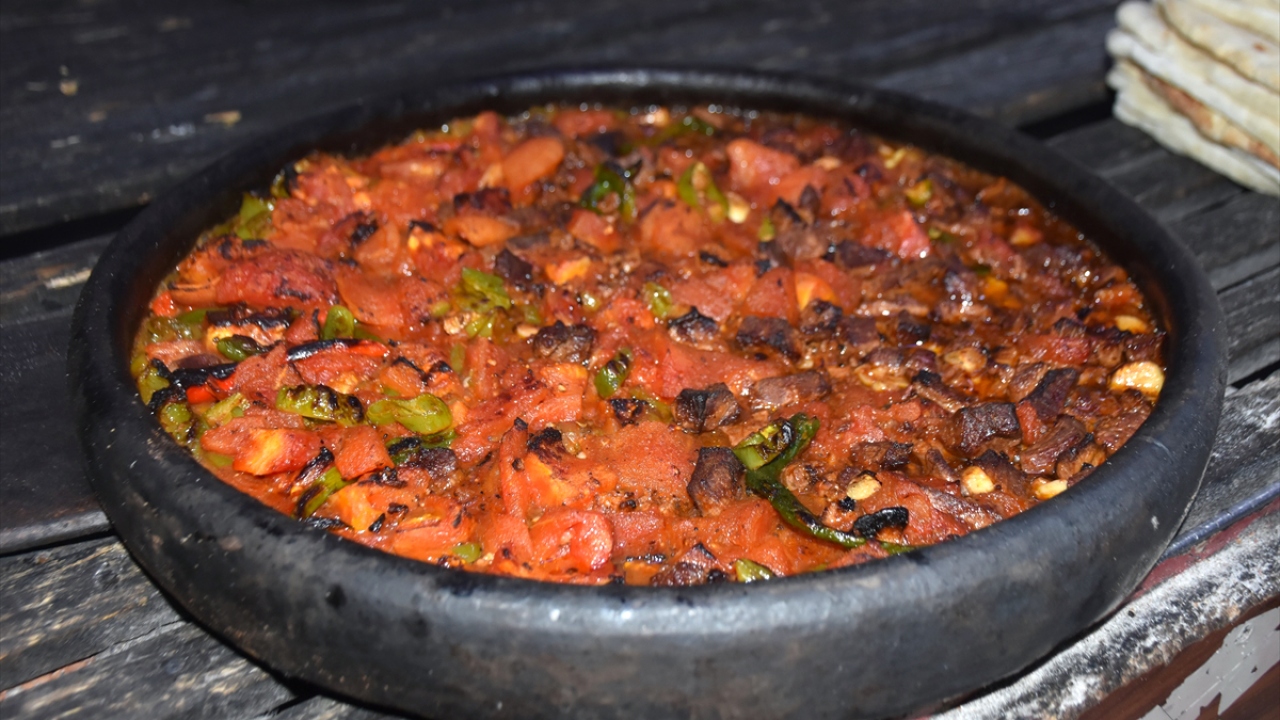 Kahramanmaraş Kasaplar Odası Başkanı Mehmet Uyduran, yaptığı açıklamada, "eli böğründe"nin, kentteki usta kasapların maharetli ellerinde hazırlandığını söyledi.
