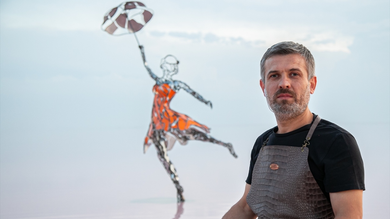 Ekibin, 110 metre paslanmaz çelik mil kullandığı 3,5 metre uzunluk ve 88 kilogram ağırlığındaki heykelin yapımı 35 gün sürdü.