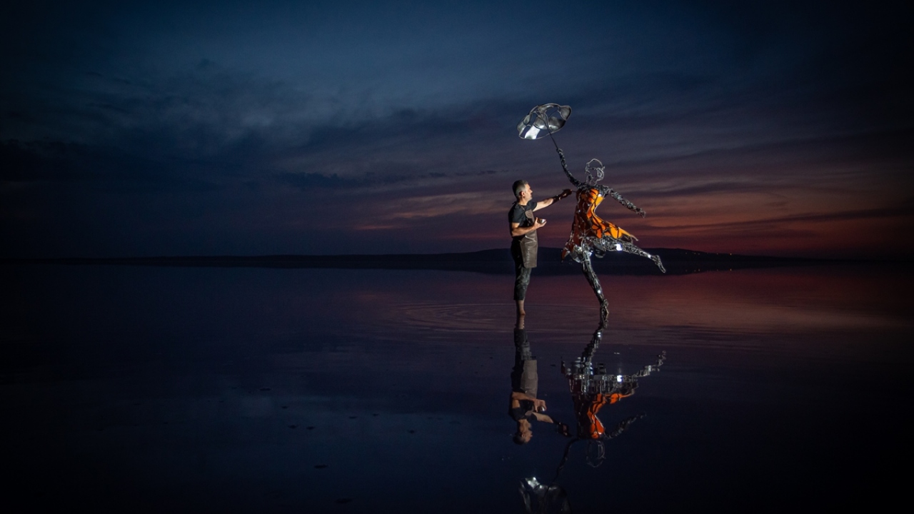 Sevim, heykelin 24 Ekim`den itibaren İstanbul`da alışveriş merkezi Emaar`da görülebileceğini sözlerine ekledi.