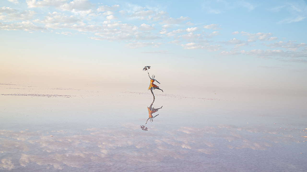Kadının toplumdaki yerini simgeleyen bir heykel yapmak için proje hazırlayan Sevim ile ekibi, bu çalışmasını İstanbul`daki alışveriş merkezi Emaar`ın katkılarıyla tamamladı.
