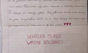 Mehmetçik, öğrencilerin mektuplarını okumaya devam ediyor