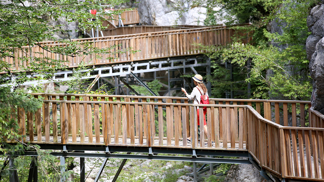 Biri "dünyanın en derin ikinci kanyonu" olarak gösterilen, diğeri ise ahşaptan yürüyüş platformuyla büyük bölümü gezilebilen iki kanyona sahip Pınarbaşı, özellikle doğaseverlerin ilgisini çekiyor.