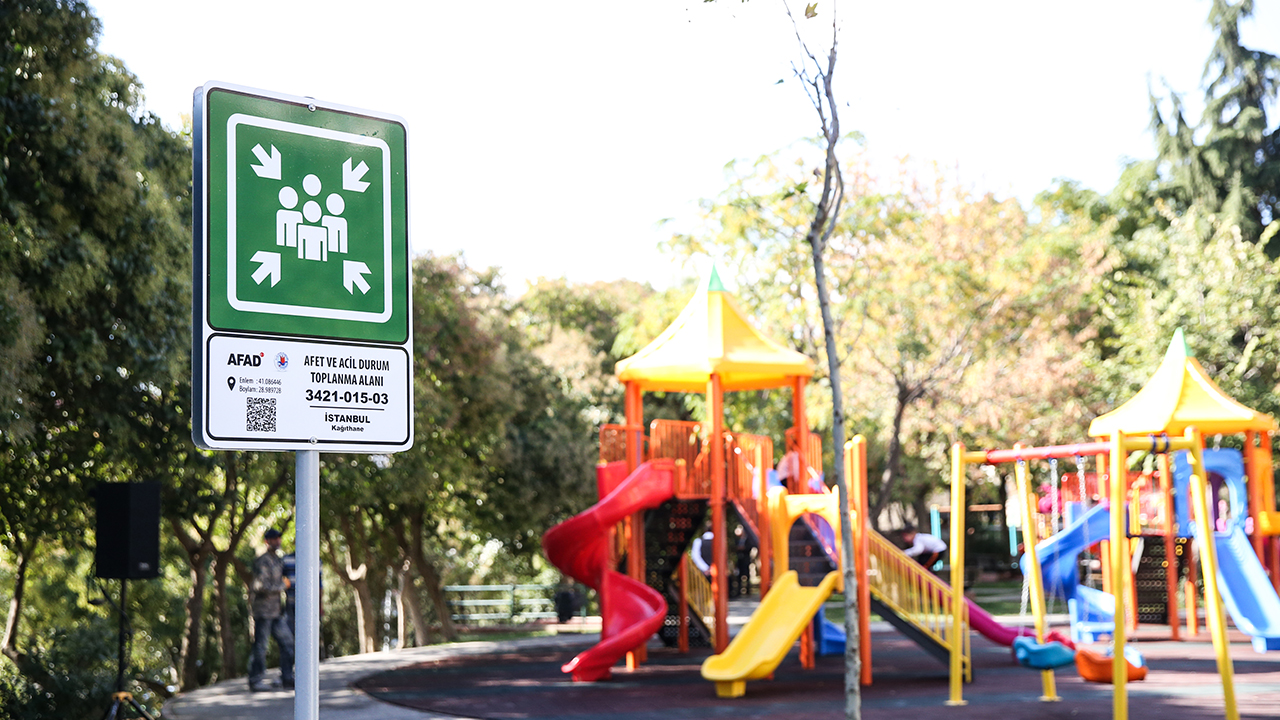 Kağıthane Belediye Başkanı Mevlüt Öztekin ve AFAD yetkililerinin katılımıyla Hilal Parkında karekod ve numaralandırma sisteminin tanıtımı yapıldı.