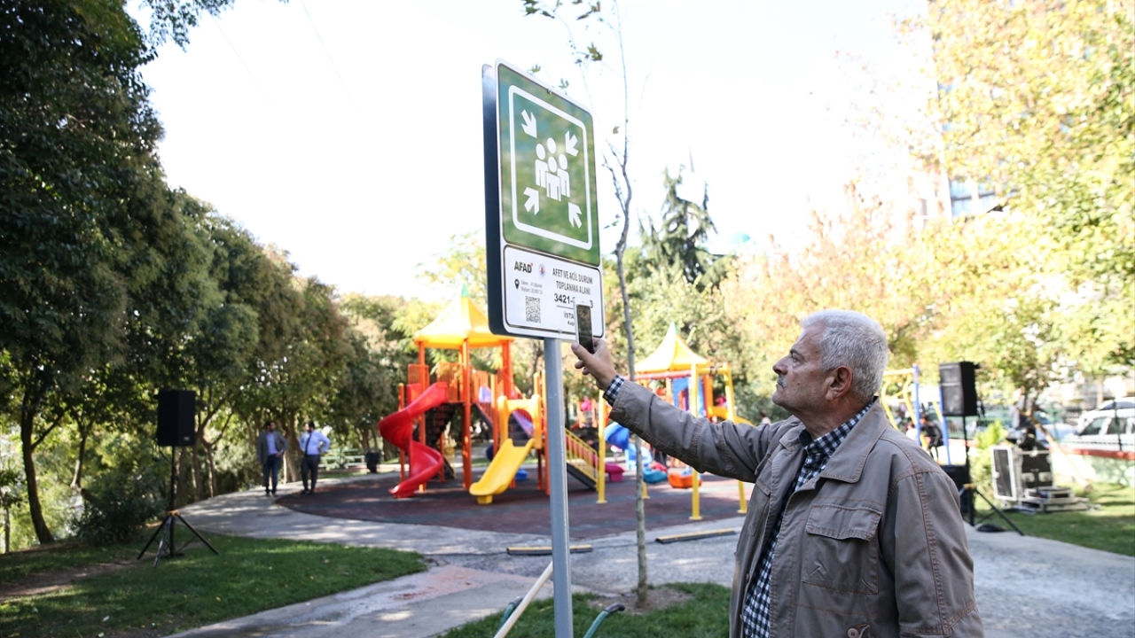 Toplanma alanlarına yerleştirilen tabelalar üzerindeki karekod ve numara kodlarıyla vatandaşlar nerede olduklarını öğrenebilecek, paylaşabilecek ve konum bilgileri e-devlet sisteminde görülebilecek.