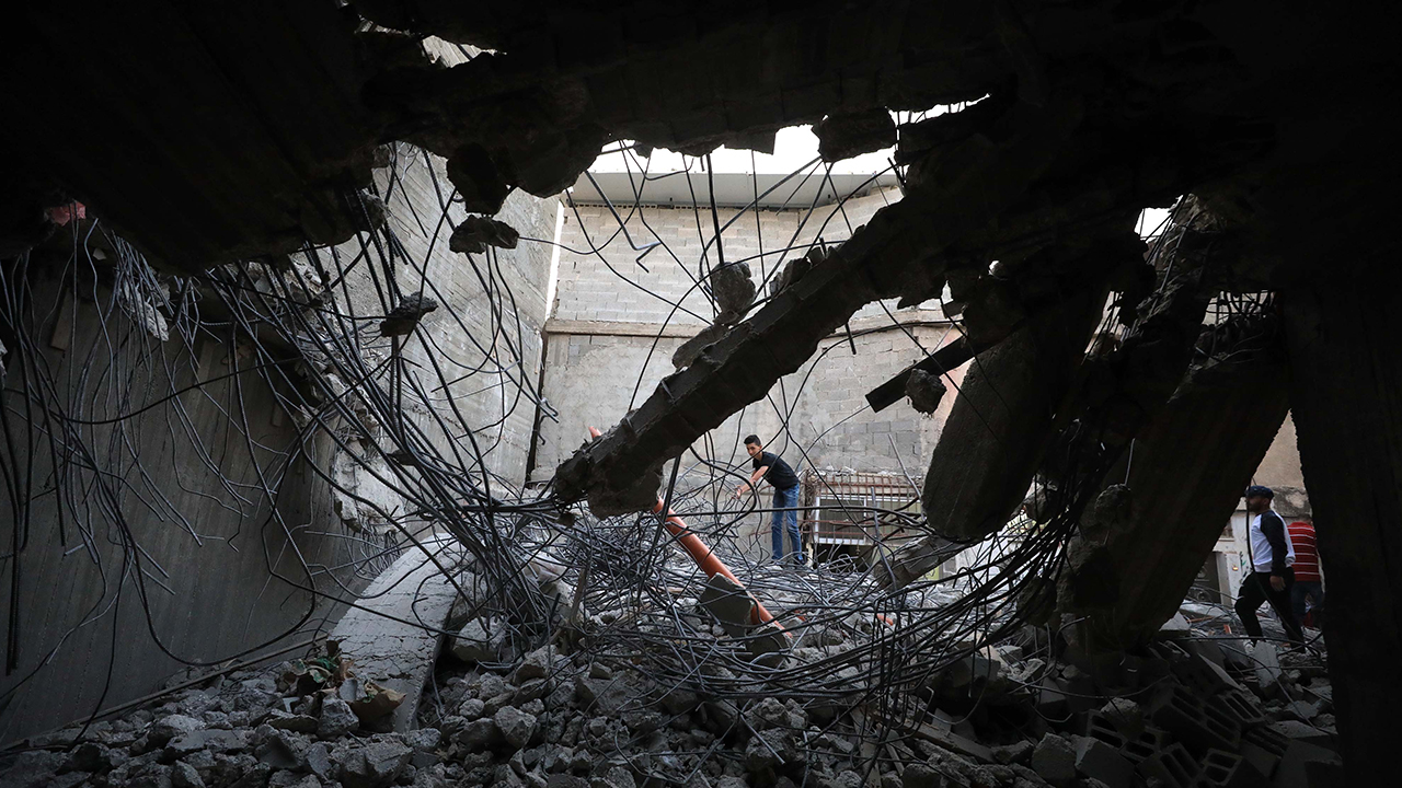 İsrail askerleri, işgal altındaki Batı Şeria`nın Ramallah kenti yakınlarındaki El-Emari Mülteci Kampı`nda bir Filistinlinin evini yıktı. 