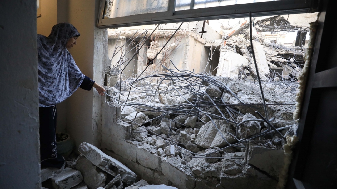 İsrail askerleri, El-Emari Mülteci Kampı`na baskın düzenleyerek Filistinli Lütfiye Ebu Hamid`e ait inşaat halindeki 3 katlı binayı yıktı. 