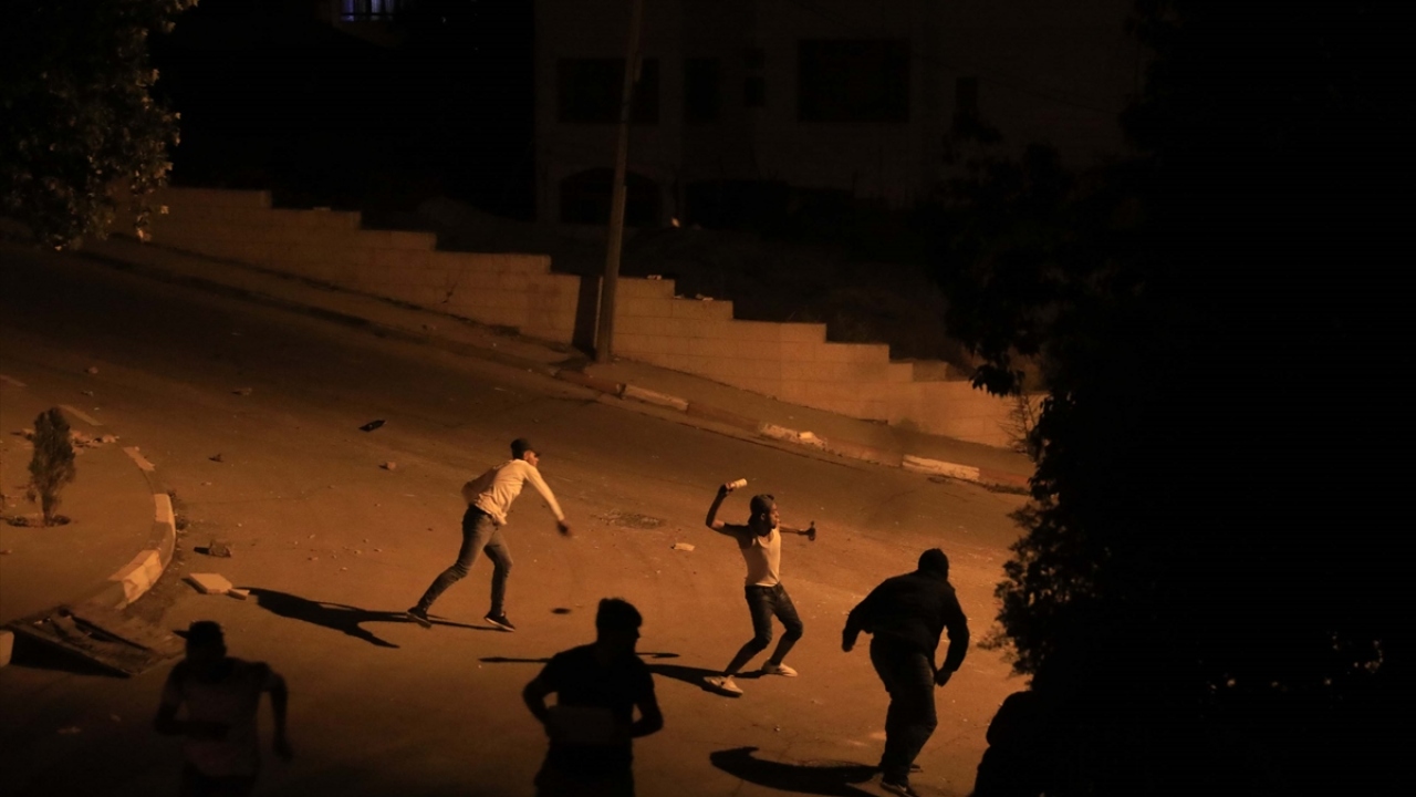 Yıkım sırasında Filistinli gençlerle İsrail askerleri arasında arbede yaşandı. 