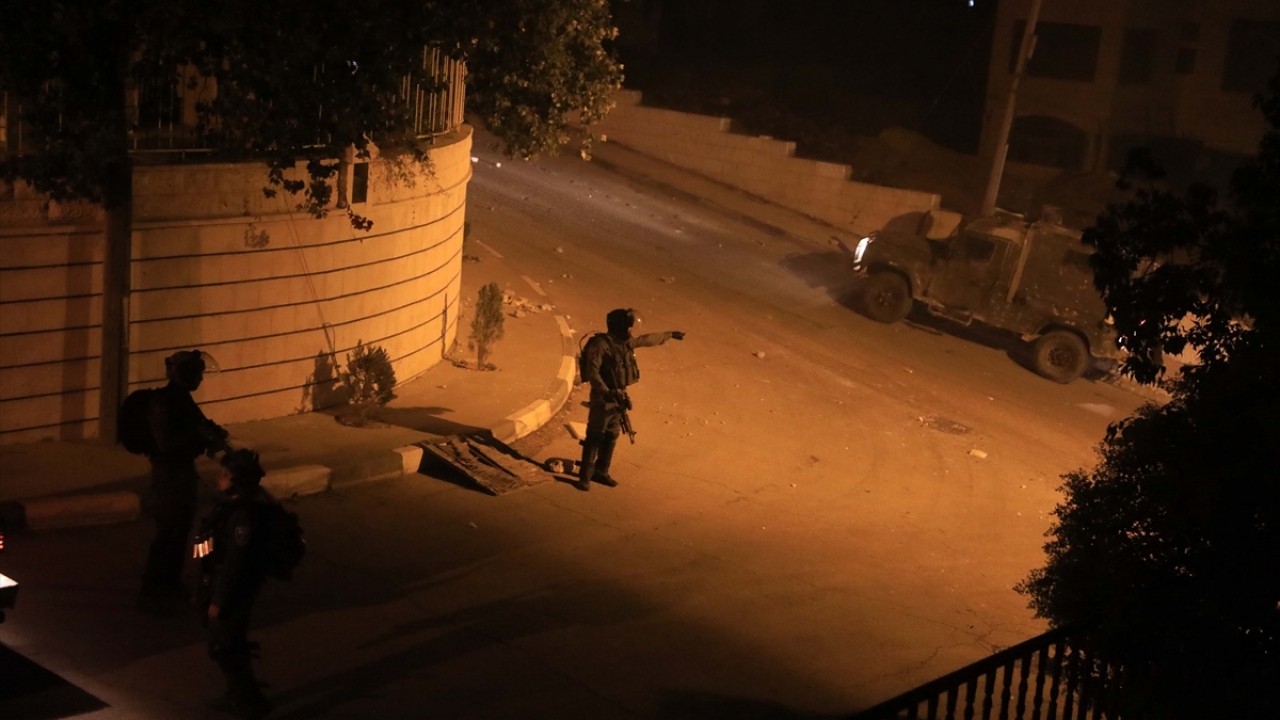 İsrail askerleri gençleri dağıtmak için plastik mermi ve göz yaşartıcı gaz bombası kullandı.