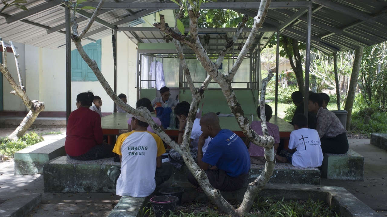 Bazı ebeveynler, merkezde eğitim gören çocuklarını ziyaret ediyor.
