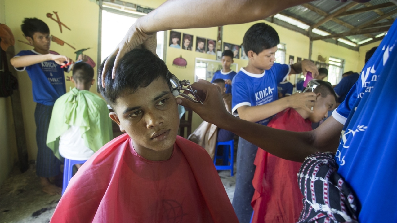 Bir çoğu, Yangon`a ya da ülke dışına izinsiz seyahate teşebbüs ettikleri için hüküm giyerek bu merkeze gönderilen Arakanlı gençler, saç kesimi gibi ihtiyaçlarını burada karşılıyor.