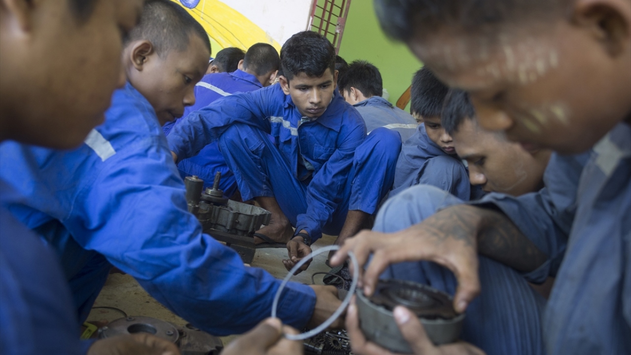 Arakanlı gençlerden bazıları burada tamir dersleri alıyor.