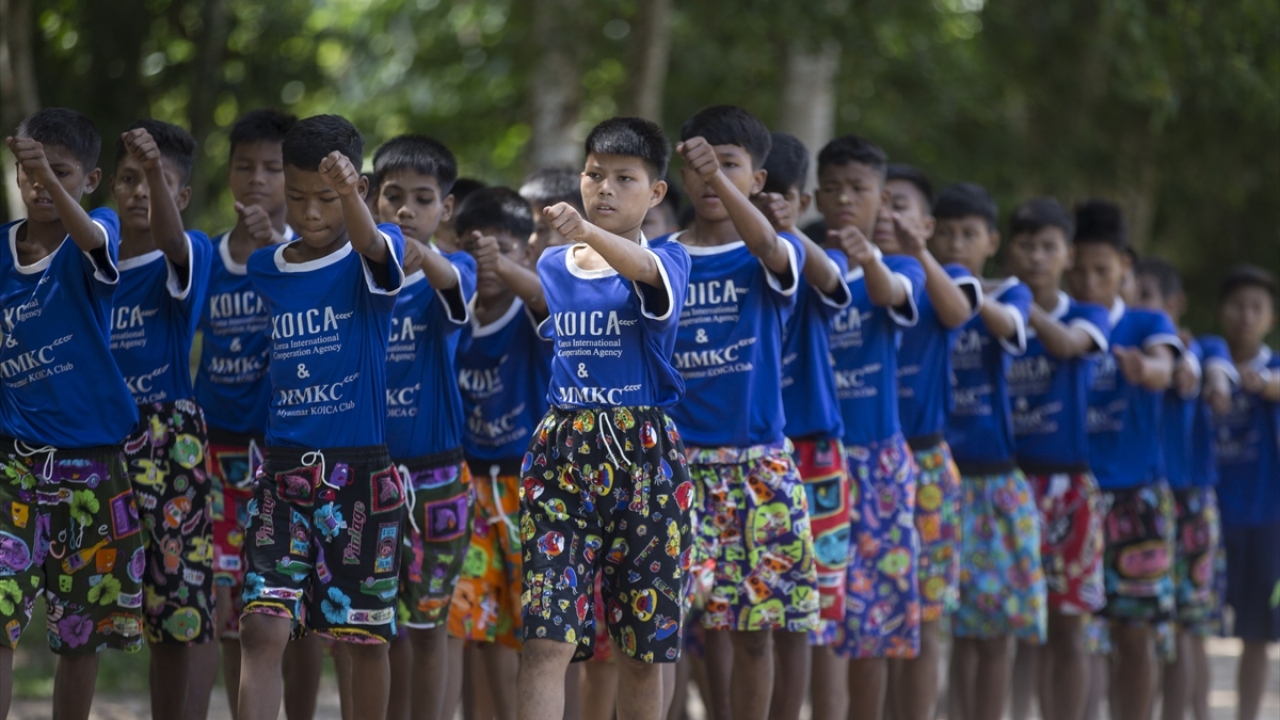Arakanlı gençler diğer akranlarıyla burada çeşitli eğitimlere katılıyor.
