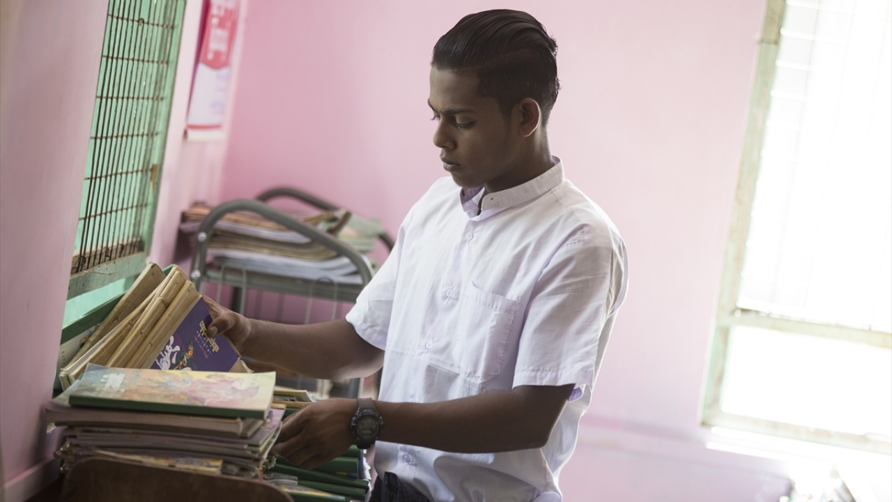 Arakanlı gençler, burada bulunan kütüphaneden faydalanabiliyor.