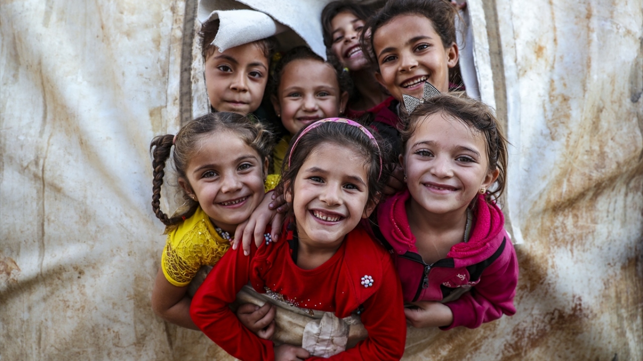 Çoğunluğu kampta dünyaya gelen çocuklar, zor yaşam şartlarına rağmen hayata gülümsüyor.