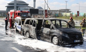 Yanan minibüs polis aracına çarparak durabildi
