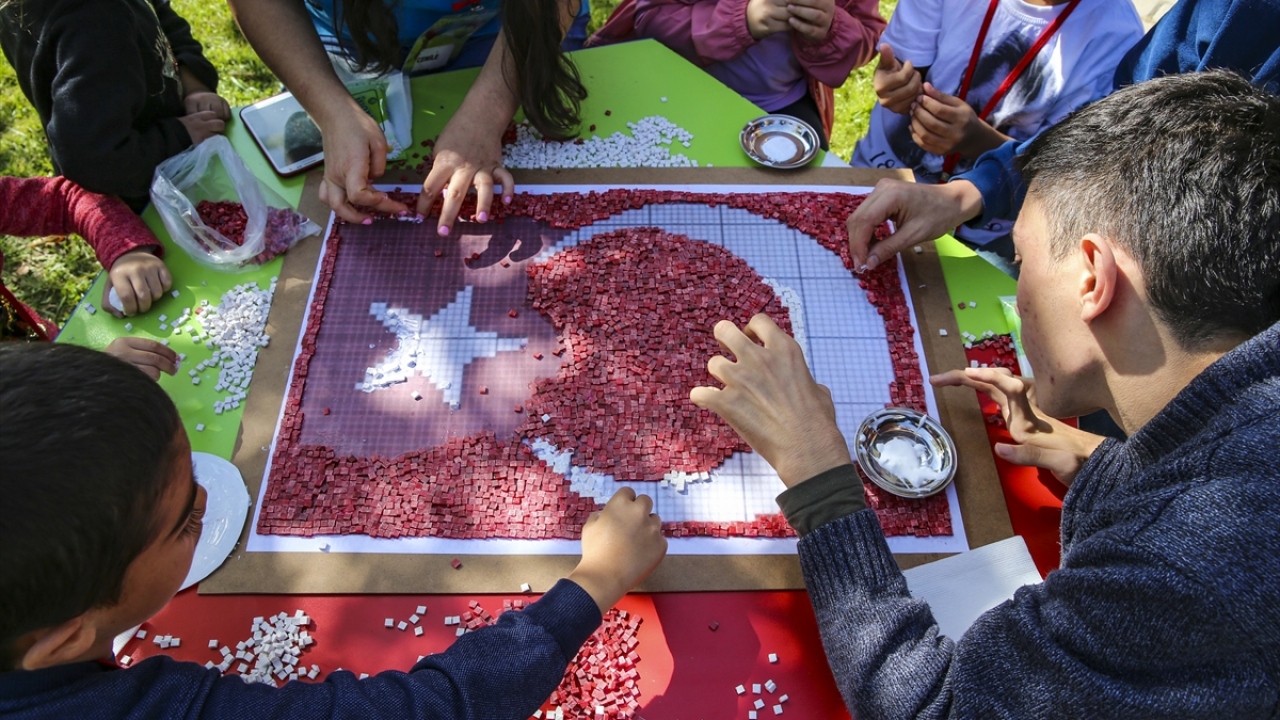 Engelli bireyler, mozaikten yaptıkları Türk bayrağı çalışmasını, ihbarda bulunularak etkinlik alanına çağrılan Altındağ İlçe Emniyet Müdürlüğünde görevli polislere hediye etti.