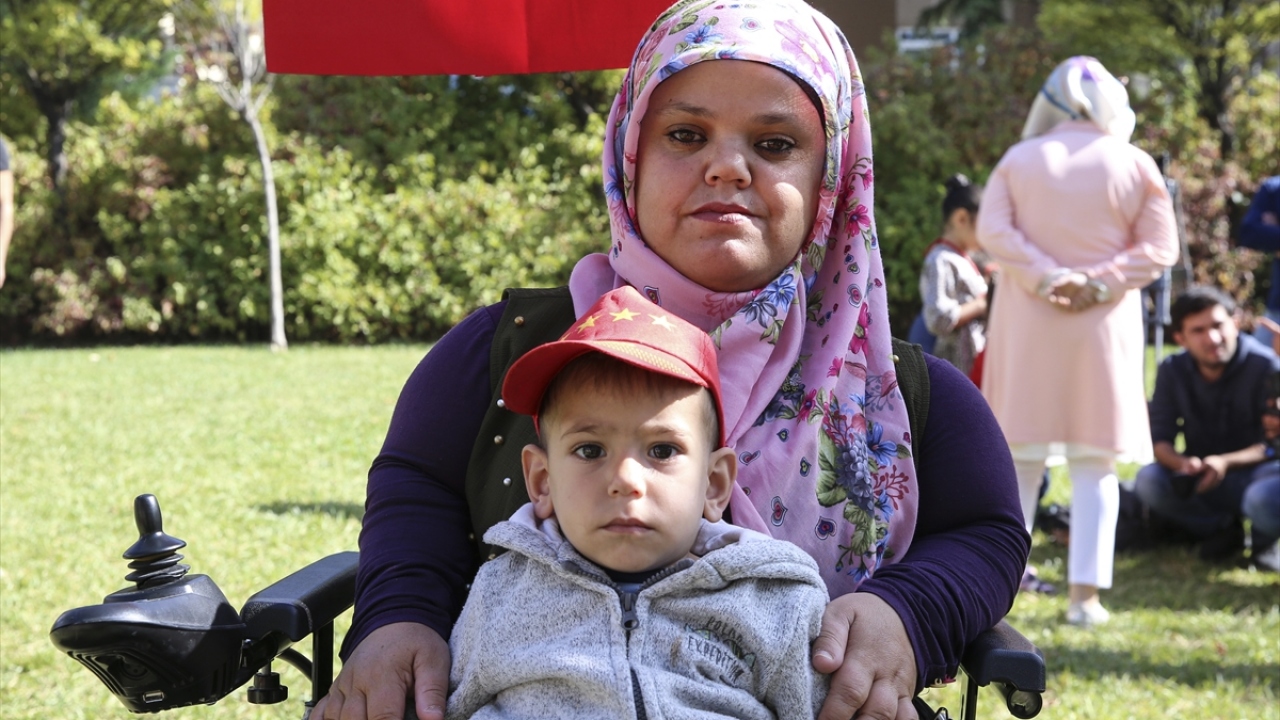 Omurilik felçlisi Ayşe Gök ise iki çocuğuyla birlikte eğitimlere devamsızlık yapmadan geldiğini söyledi.