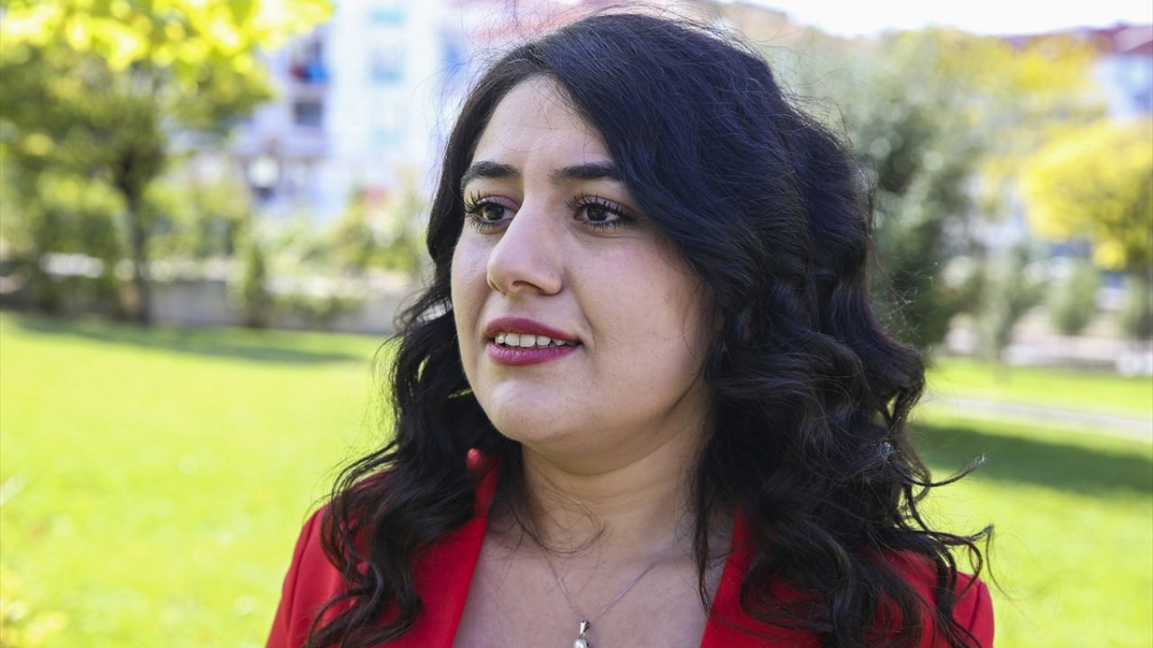 Proje danışmanı Vildan Üstün, yaptığı açıklamada, engelli bireyleri topluma kazandırmak ve toplumun diğer bireyleriyle kaynaştırmak amacıyla 2 yıl boyunca 24 öğrenciye çeşitli sanat dallarında eğitim verildiğini belirtti.