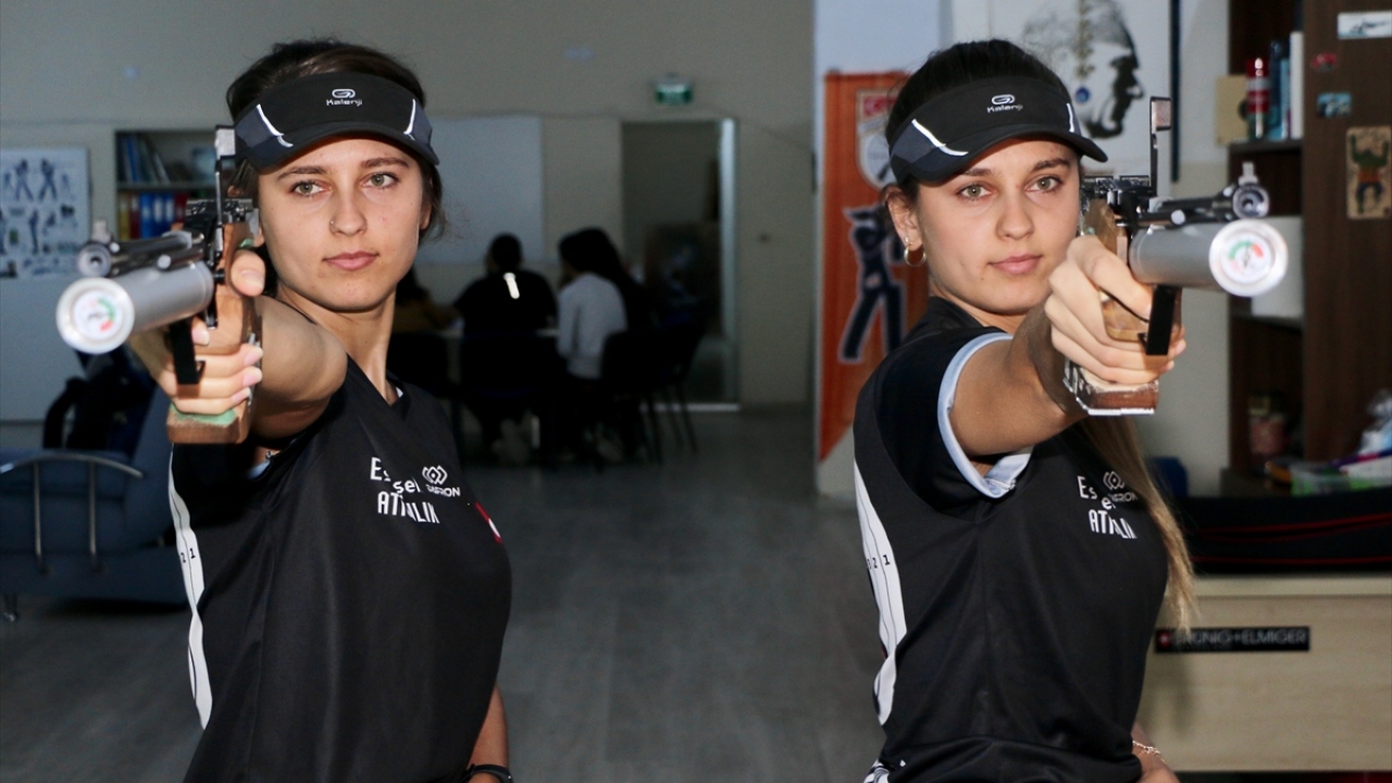 Samsun`da 2017`de düzenlenen İşitme Engelliler Olimpiyatları`na katılan ikizlerden Sevda Öztürk, 25 metre ateşli tabanca branşında 5`inci olma başarısını gösterdi.